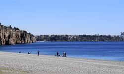 Antalya'da Soğuk Hava Etkisini Gösterdi, Sahiller Boş Kaldı