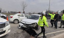 İki Araç Çarpıştı, İki Kişi Yaralandı