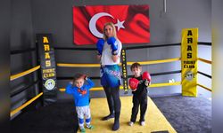 İki Çocuk Annesi Kick Boks ile Ringlere Geri Döndü