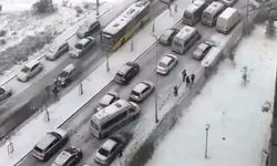 İstanbul'da kar yağışı trafiği felç etti! Kazalara neden oldu