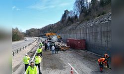 Konteyner Yüklü TIR Devrildi, Karşı Yöne Geçti