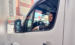 İki Çocuk Annesi Kadın, Servis Şoförü Olarak Hayatını Kazanıyor