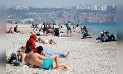 Antalya'da Hava Sıcaklığı 20 Dereceye Ulaştı, Sahiller Kalabalıklaştı