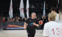 Bakan Bak, Gösteri Maçında Basketbol Oynadı