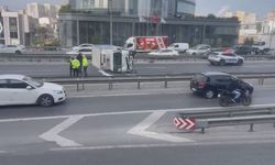 Bağcılar'da Kamyonet Devrildi, Trafik Aksadı