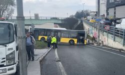 Beyoğlu'nda İETT Otobüsü Kaza Yaptı, Trafik Durma Noktasına Geldi