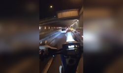 Motosikletli sürücü trafikte tek tekerle ilerledi