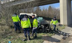 Köprü Ayağına Çarpan Otomobilde Dansçı Hayatını Kaybetti