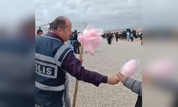 Polisler Nevruz Etkinliğinde Çocuklara Pamuk Şeker İkram Etti