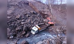 Heyelan Sonucu Kamyon ve İş Makinesi Mahsur Kaldı, Bir Kişi Yaralandı