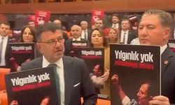 CHP milletvekillerinden Meclis'te İmamoğlu'na destek protestosu