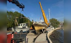 Bodrum'da İki Yıldır Suda Kalmış Tekne Vinçle Çıkartıldı