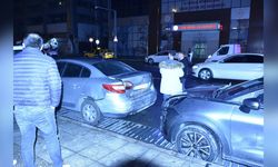 Park Halindeki Üç Araca Çarpan Hafif Ticari Araçta 2 Kişi Yaralandı