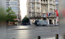 Taksim'e Çıkan Yollar Trafiğe Kapatıldı, Vatandaşlar Yürüyerek İşlerine Ulaştı