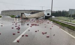 Devrilen TIR'dan Yola Saçılan İçki Kutuları Trafiği Aksattı