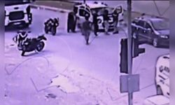 Kask Takıp Araca Saldıran Şüpheli Sürücüyü Darbetti, Olay Kamerada