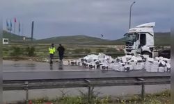Gaziantep’te Çikolata Yüklü TIR’ın Dorsesi Devrildi