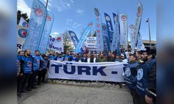 TÜRK-İŞ, Bakanlık Önünde 1 Mayıs İşçi Bayramı'nı Kutladı