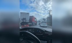 Esenyurt'ta Kontrolünü Kaybeden TIR, Refüjdeki PTS Direğini Devrildi