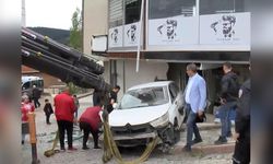 Sultanbeyli'de Otomobil İş Yerine Girdi: Olay Anı Kamerada