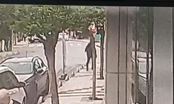 Sancaktepe'de Otomobil İş Yerine Girdi: Anlar Kamerada