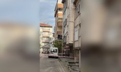 Küçükçekmece'de Aydınlatma Direği Devrildi, İşçi Yaralandı