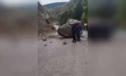 Dev Kaya Parçası Yola Düşerken Arkadaş Grubu Kıl Payı Kurtuldu