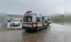 Hakkari'de Minibüs Dereye Devrildi: 2 Kişi Hayatını Kaybetti, 3 Yaralı Var