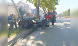 Bursa'da Otomobilin Aydınlatma Direğine Çarpması Sonucu 2 Kişi Yaralandı