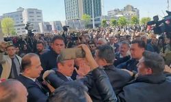 Özgür Özel'e Cenaze Töreni Çıkışında Yumruklu Saldırı Gerçekleşti