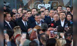 Özgür Özel CHP İstanbul İl Başkanlığı Önünde Açıklamalarda Bulundu