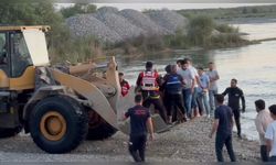 Batman Çayında Mahsur Kalan 25 Kişi Kepçe Operasyonuyla Kurtarıldı