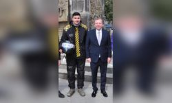 Vali, Trafik Kurallarına Uyan Kuryelere Kask Dağıttı