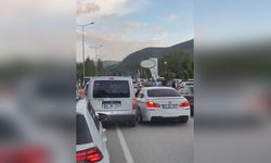 Düğün Konvoyunda Yaşanan Tehlikeli İnatlaşma Kazayla Sonuçlandı