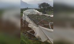 Hakkari'de Şiddetli Fırtına Çatılara ve Seralara Zarar Verdi