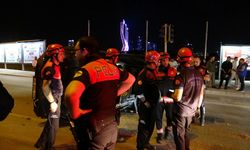 İzmir'de otomobil takla attı, trafik lambasına çarptı: 1 yaralı