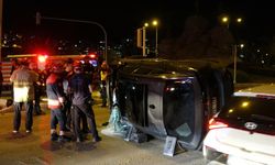 İzmir'de Takla Atan Otomobil Trafik Lambasına Çarptı: 1 Kişi Yaralandı