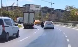 İstanbul'da Zeytinburnu'nda yakıt dökülen yolda sürücü ölümden döndü