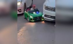 Çocuğun kullandığı akülü araca otomobilin çarpması kameraya yansıdı