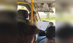 Minibüs şoförü direksiyonda kitap okurken görüntülendi