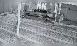 Otomobil caminin duvarını yıkıp içeri girdi kaza kamerada kaydedildi