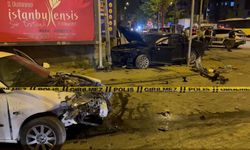 İstanbul'da Sultanbeyli'de iki otomobilin çarpışması sonucu 1'i ağır 3 kişi yaralandı