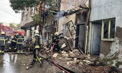 Bitişik 3 evin yanması sonucu 2 itfaiye eri yaralandı