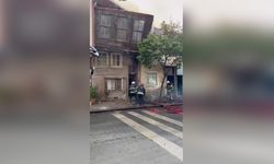 Bitişik 3 evin yanması sonucu 2 itfaiye eri yaralandı