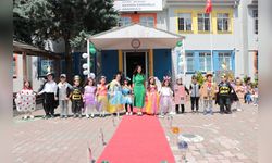 Minikler atıklardan hazırladıkları kıyafetlerle defile gerçekleştirdi