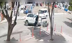 Cip ile motosikletin çarpıştığı kaza kamerada 2 kişi yaralandı