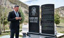 Tunceli Valisi Bülent Tekbıyıkoğlu, Eski Milletvekili Kamer Genç'in mezarını ziyaret etti