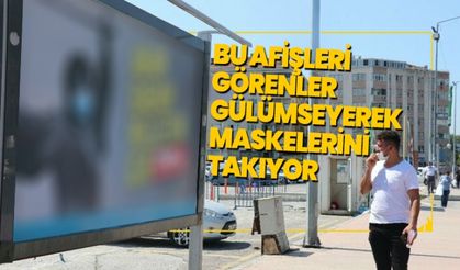 Bu afişleri görenler gülümseyerek maskelerini takıyor