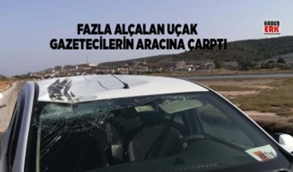 Fazla alçalan uçak gazetecilerin aracına çarptı