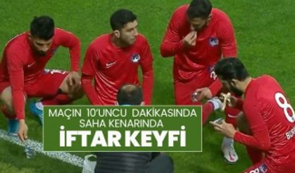 Maçın 10’uncu  dakikasında saha kenarında iftar keyfi